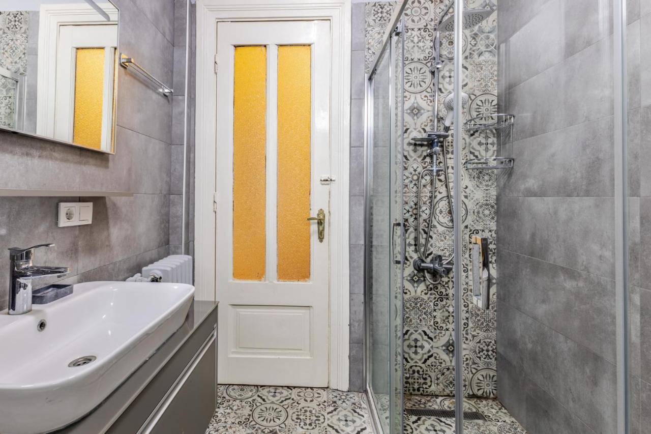 Flat With Balcony And Bosphorus View In Beyoglu Apartment Istanbul Exterior photo